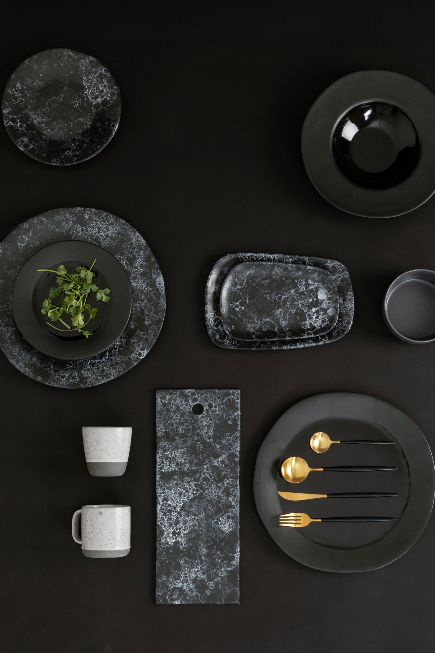 Vara Black Stoneware Pizza Plate