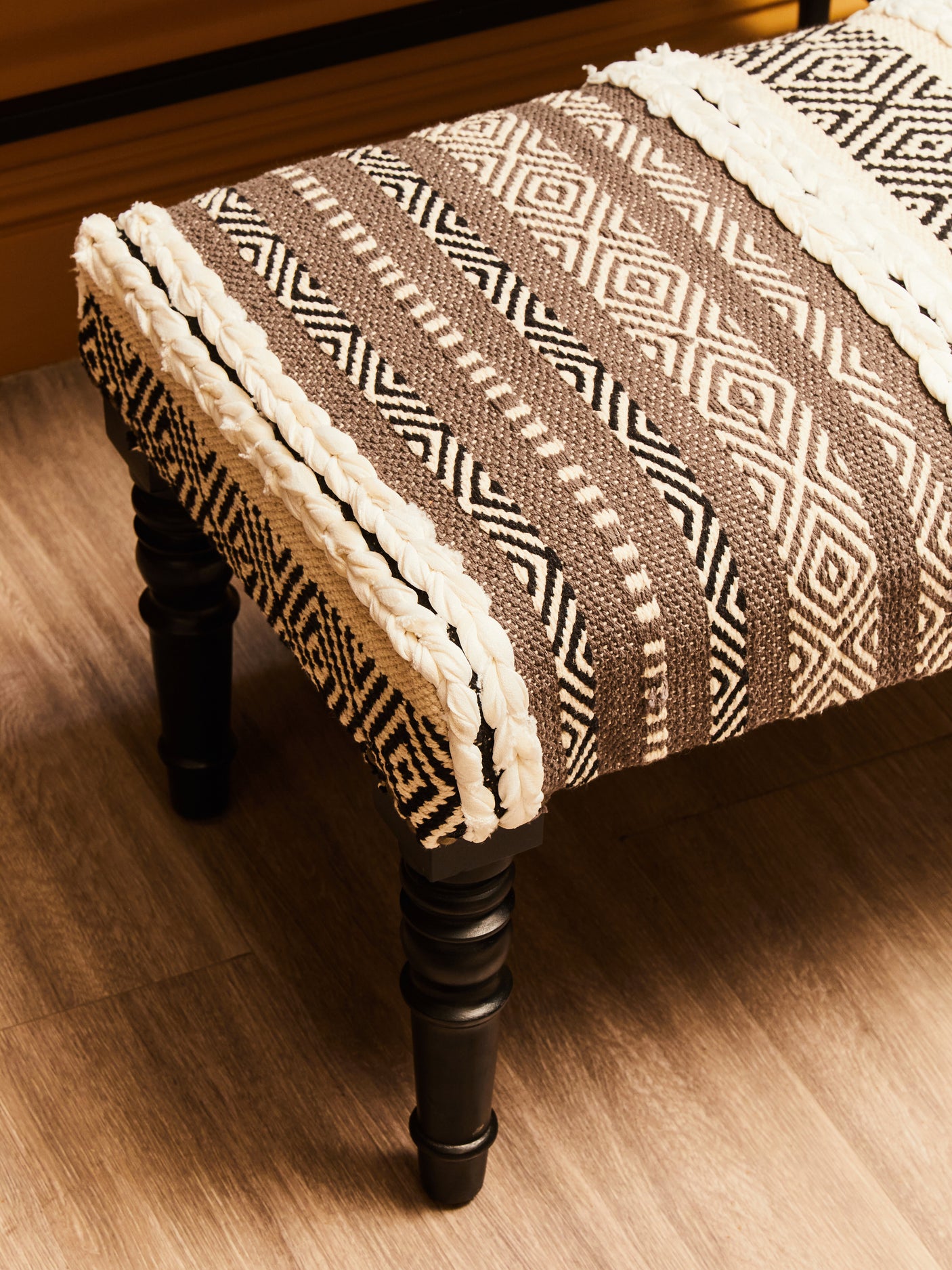 Taza Grey And White Bench