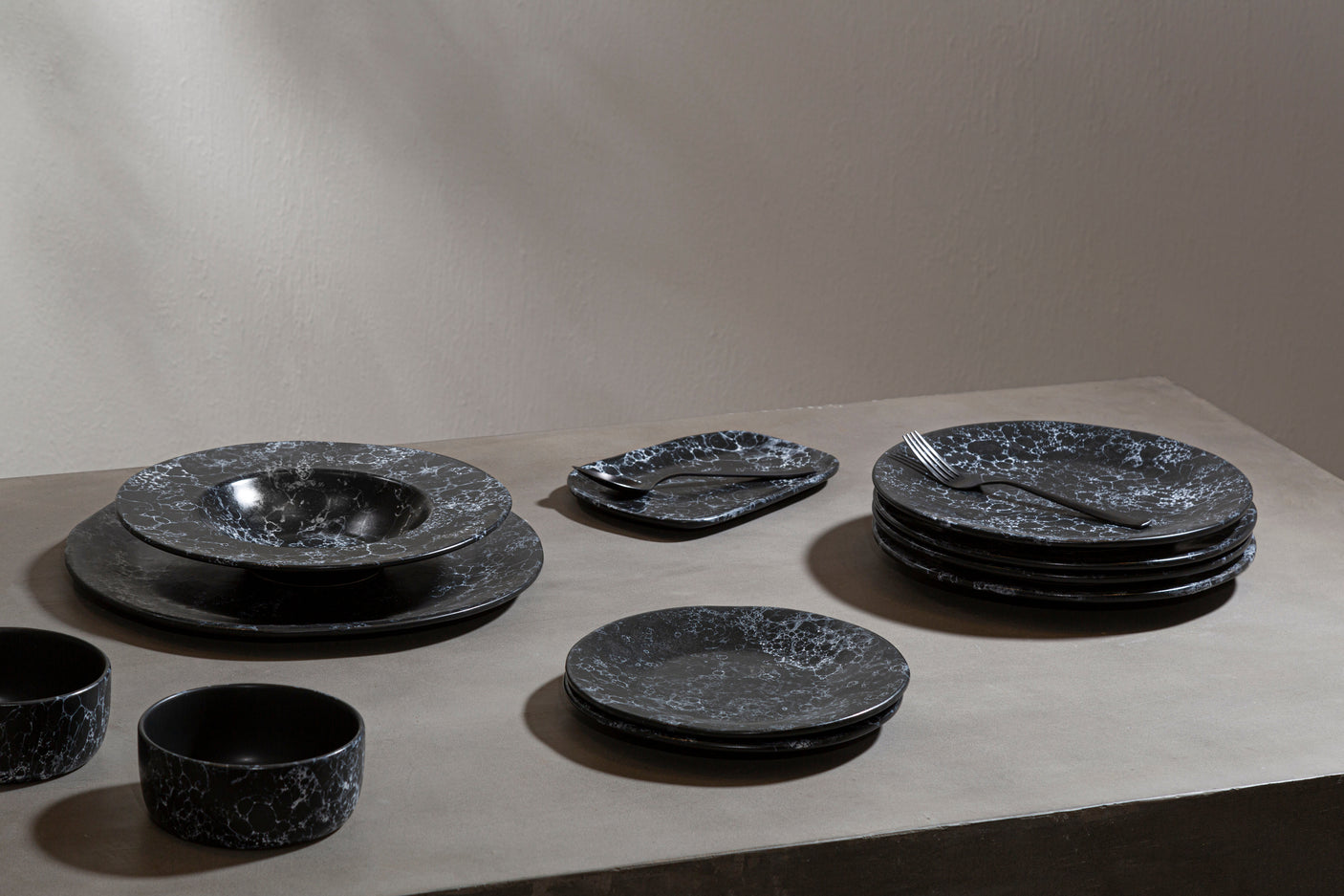 Vara Black Marble Effect Pizza Plate